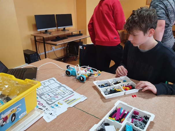 Klasa 6 budowała roboty z klocków LEGO® Education SPIKE™ Prime - Laboratoria Przyszłości
