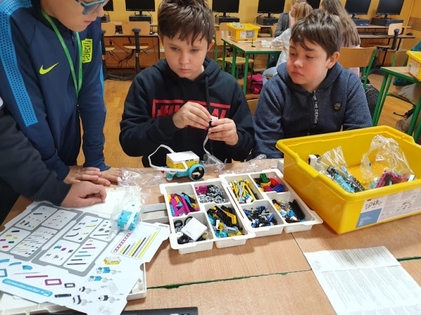 Nauka i zabawa w klasie 5 z LEGO® Education SPIKE™ Prime - Laboratoria Przyszłości